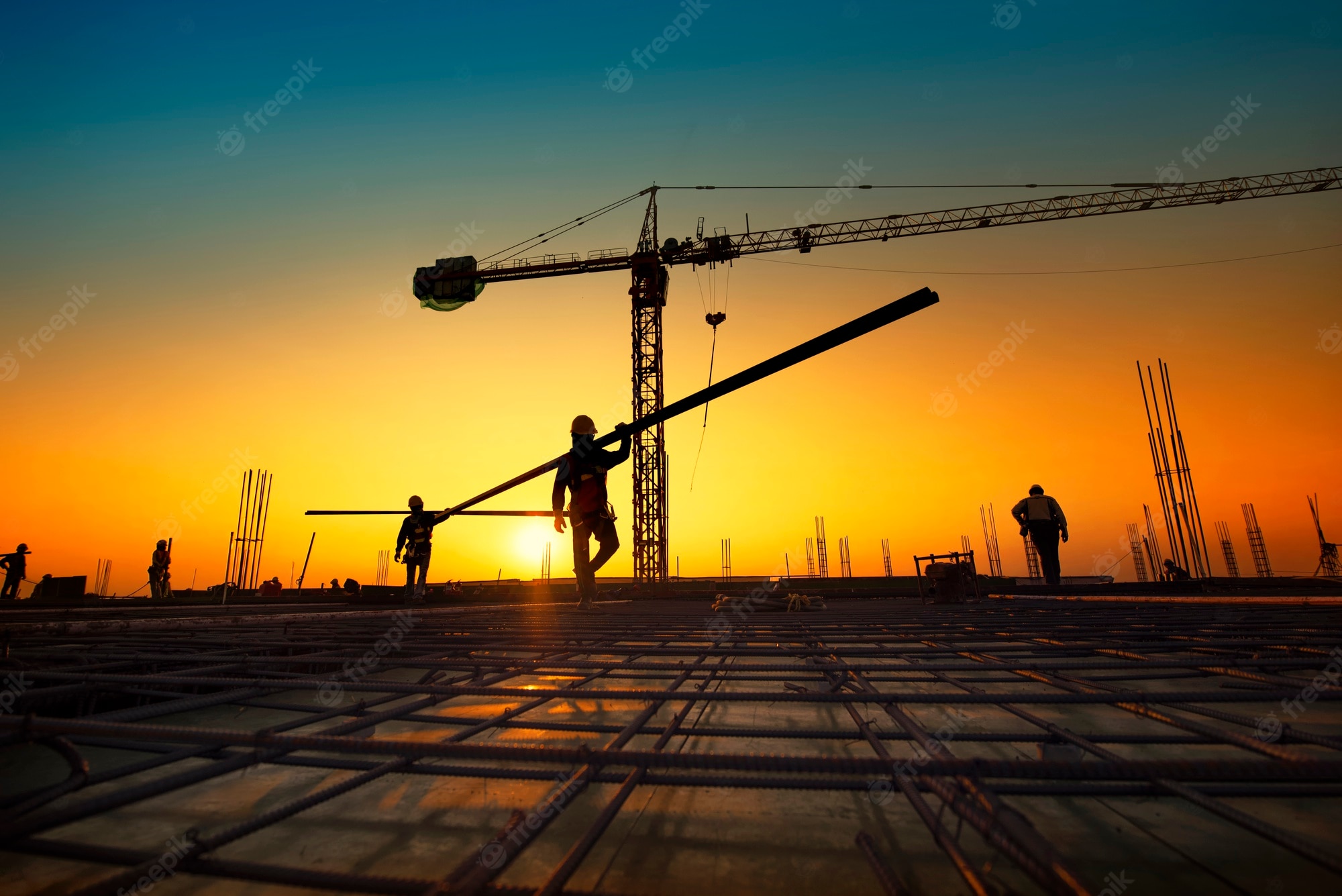 trabajadores-construccion-silueta-que-fabrican-barras-refuerzo-acero-construccion_33835-191